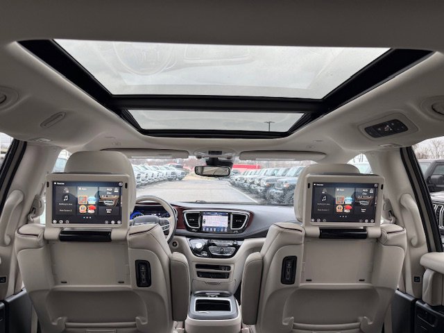 Used 2020 Chrysler Pacifica Limited w/ Tire & Wheel Group image 10