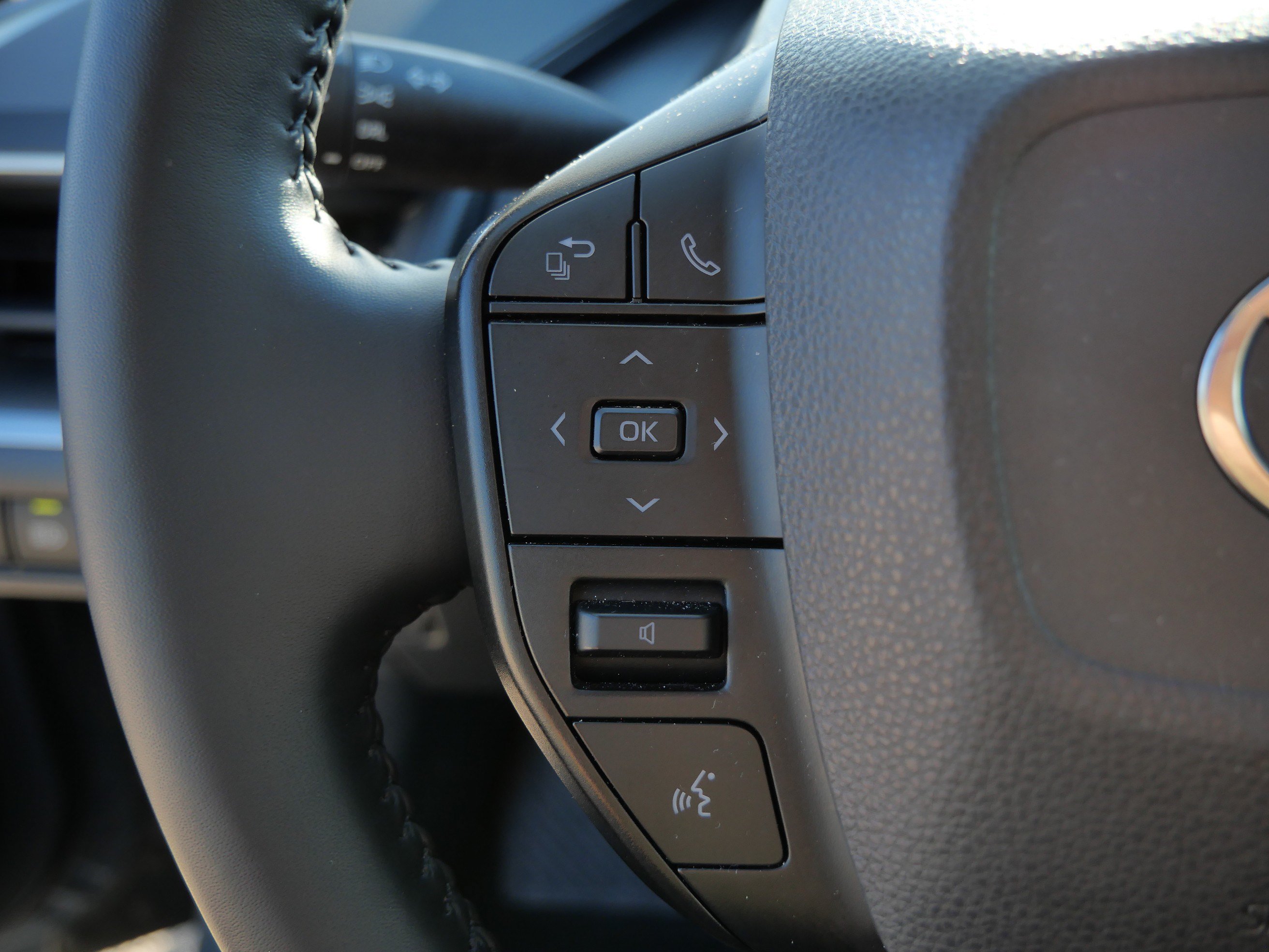 Certified 2025 Toyota Prius LE FWD image 28