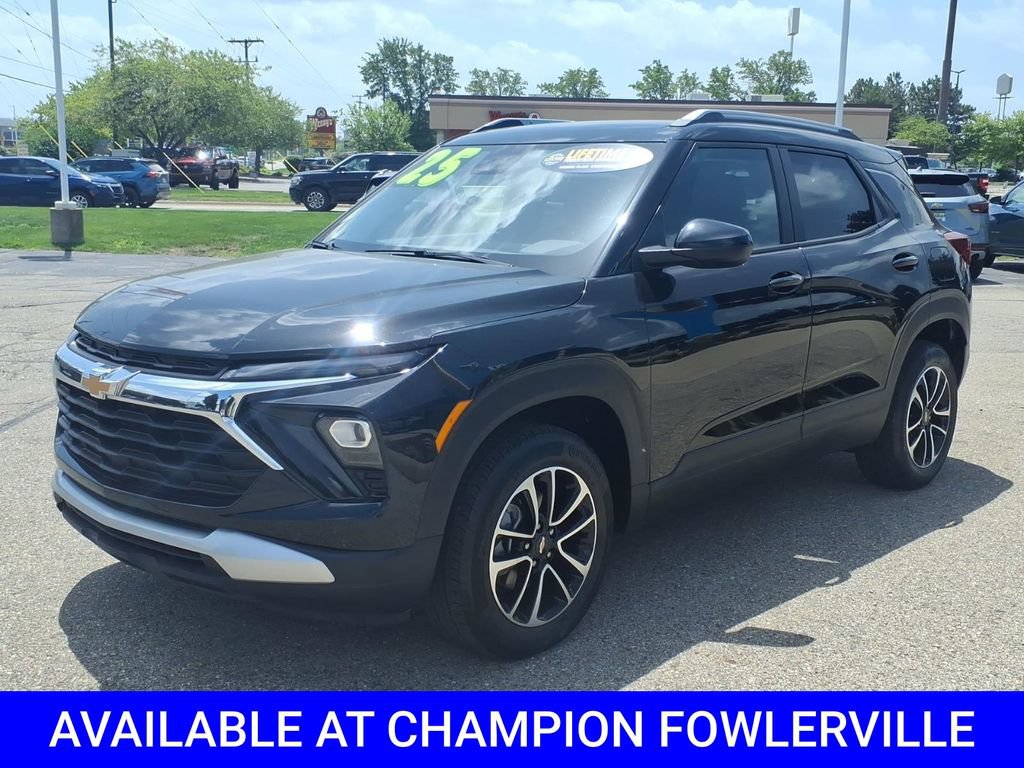Used 2025 Chevrolet TrailBlazer LT AWD/4WD image 3