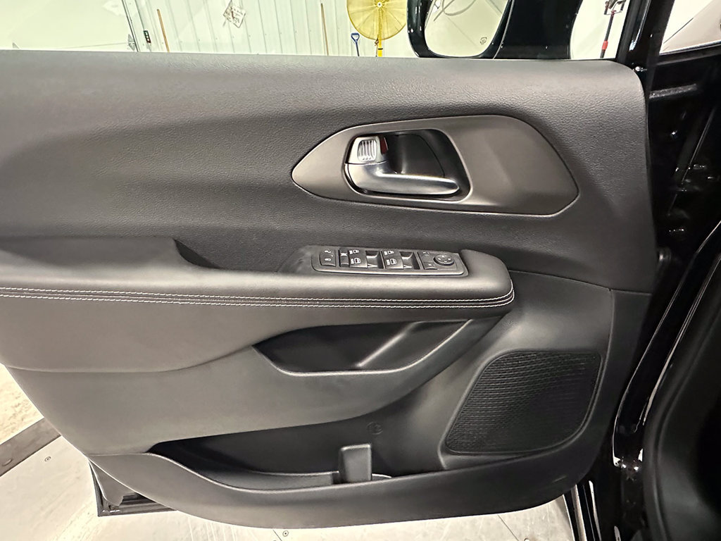 Used 2027 Chrysler Pacifica LX FWD image 21