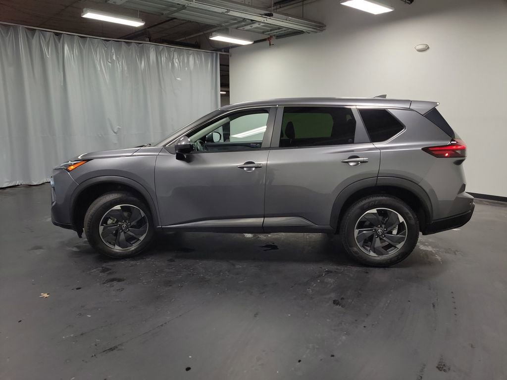 Used 2024 Nissan Rogue SV image 5