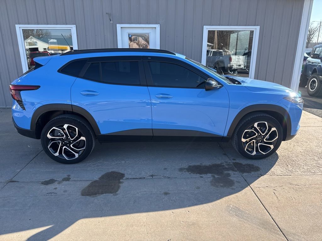 Used 2024 Chevrolet Trax RS w/ Driver Confidence Package FWD image 2