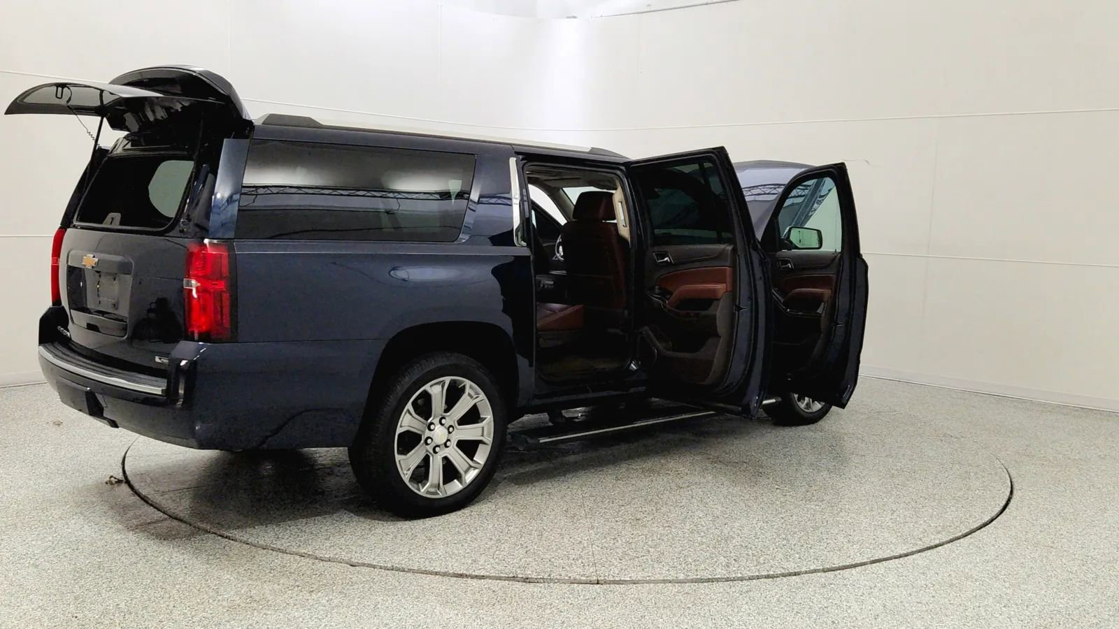 Used 2018 Chevrolet Suburban Premier image 12