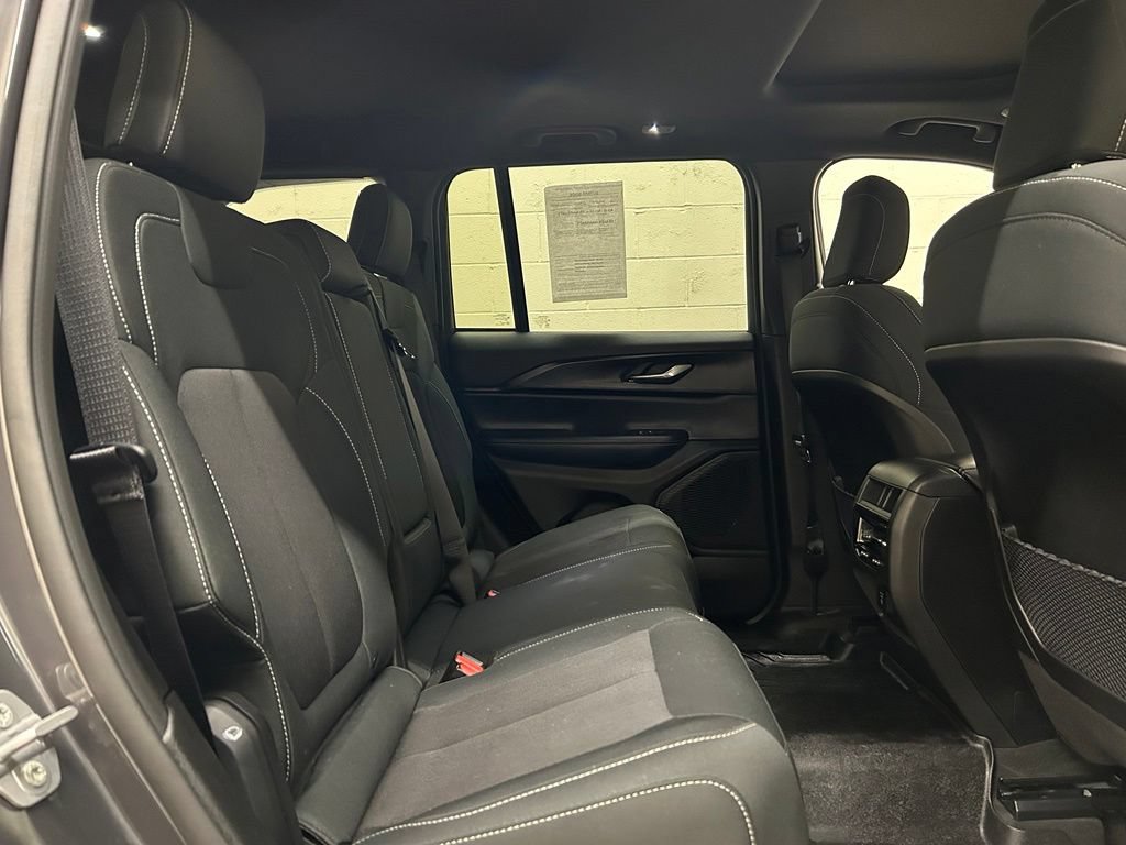Used 2025 Jeep Grand Cherokee Laredo X w/ Luxury Tech Group I AWD/4WD image 9