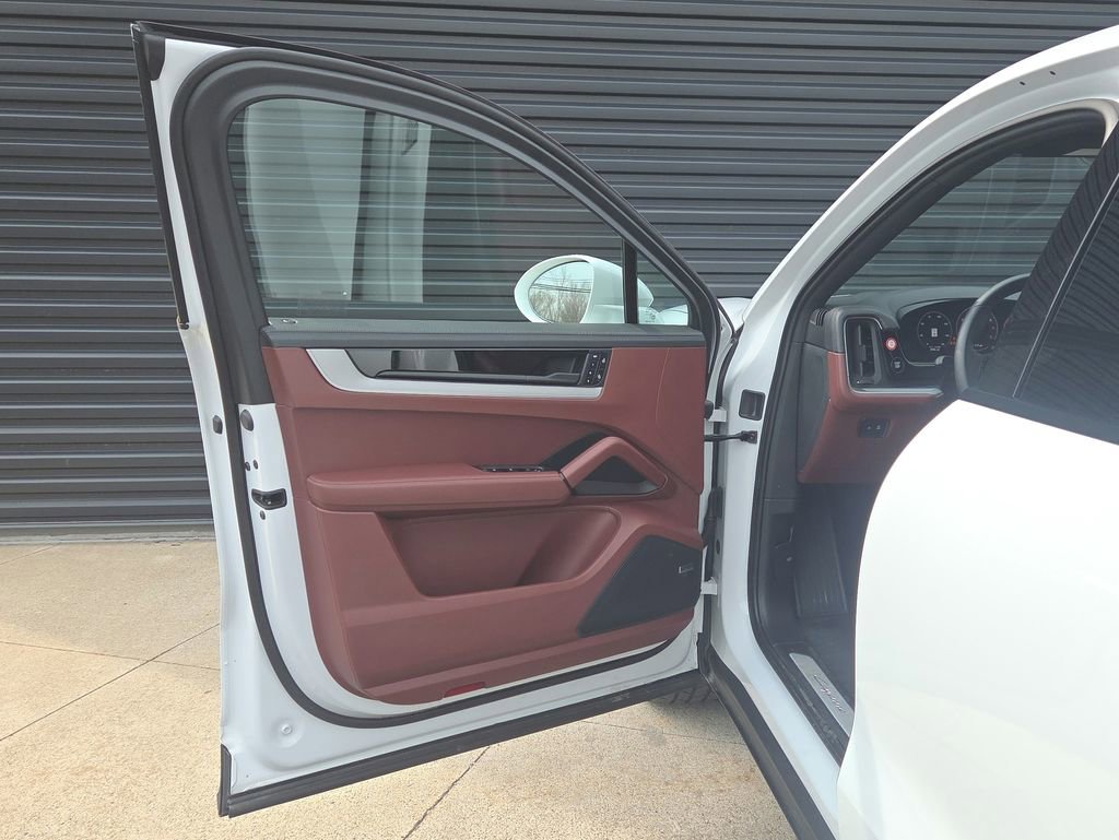 Certified 2025 Porsche Cayenne Coupe image 6