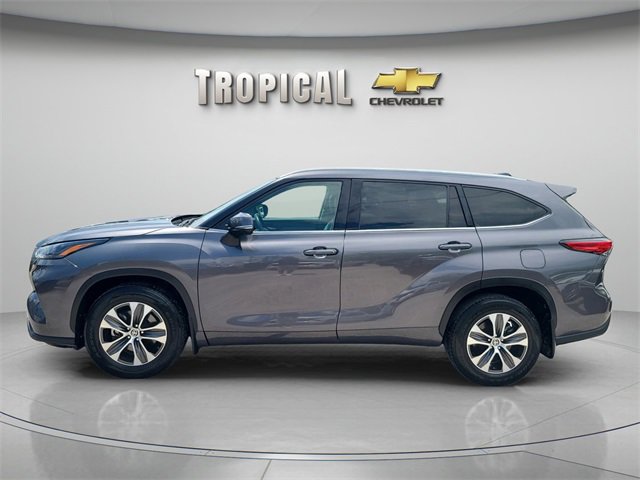 Used 2022 Toyota Highlander XLE image 2