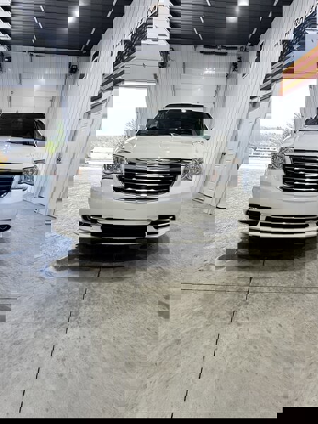 Used 2013 Chrysler Town & Country Touring image 3