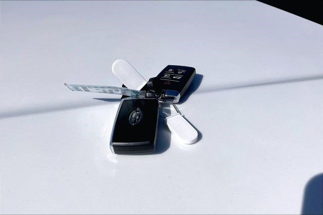 Used 2025 Land Rover Range Rover Long Wheelbase SE image 12