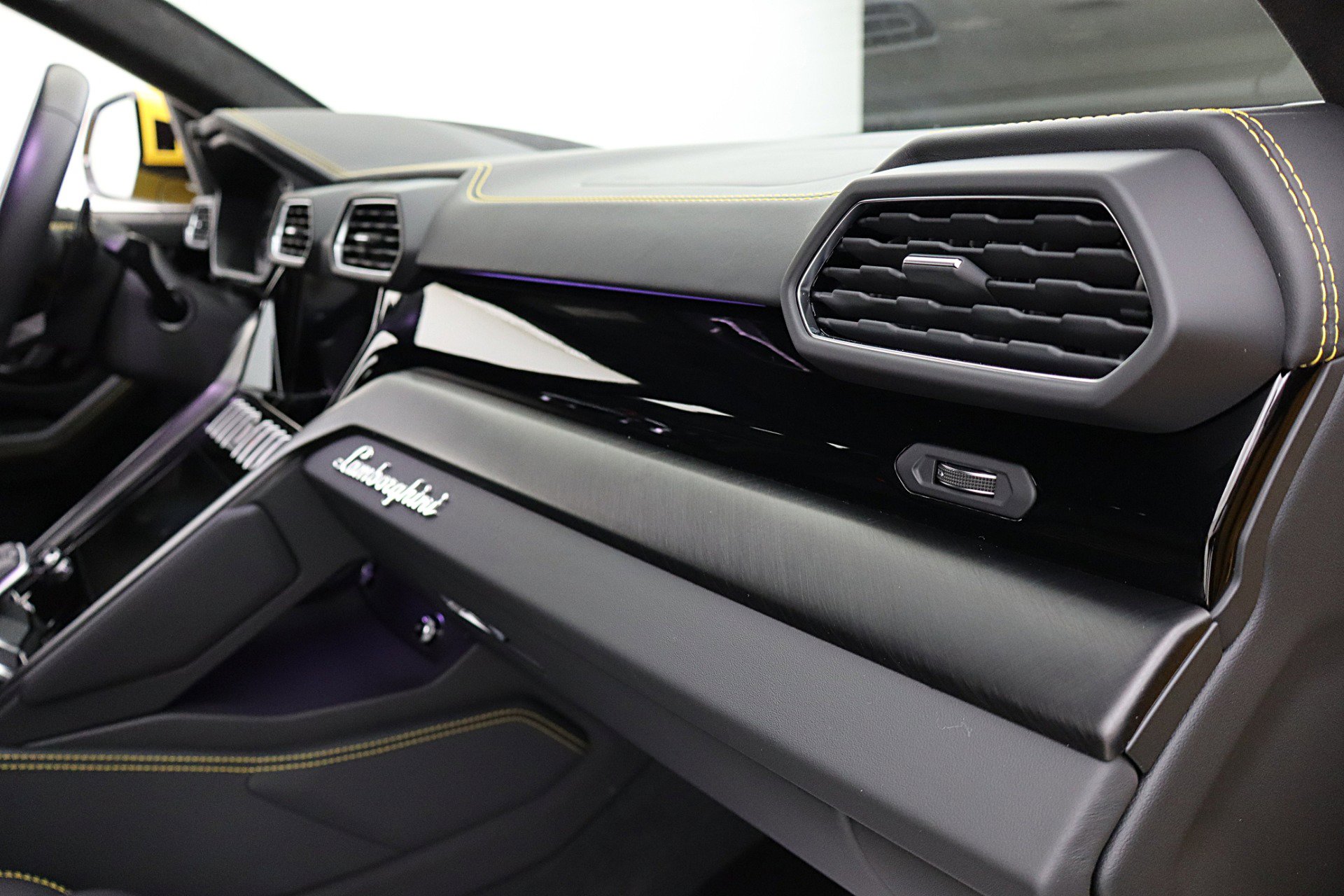 Used 2022 Lamborghini Urus image 33