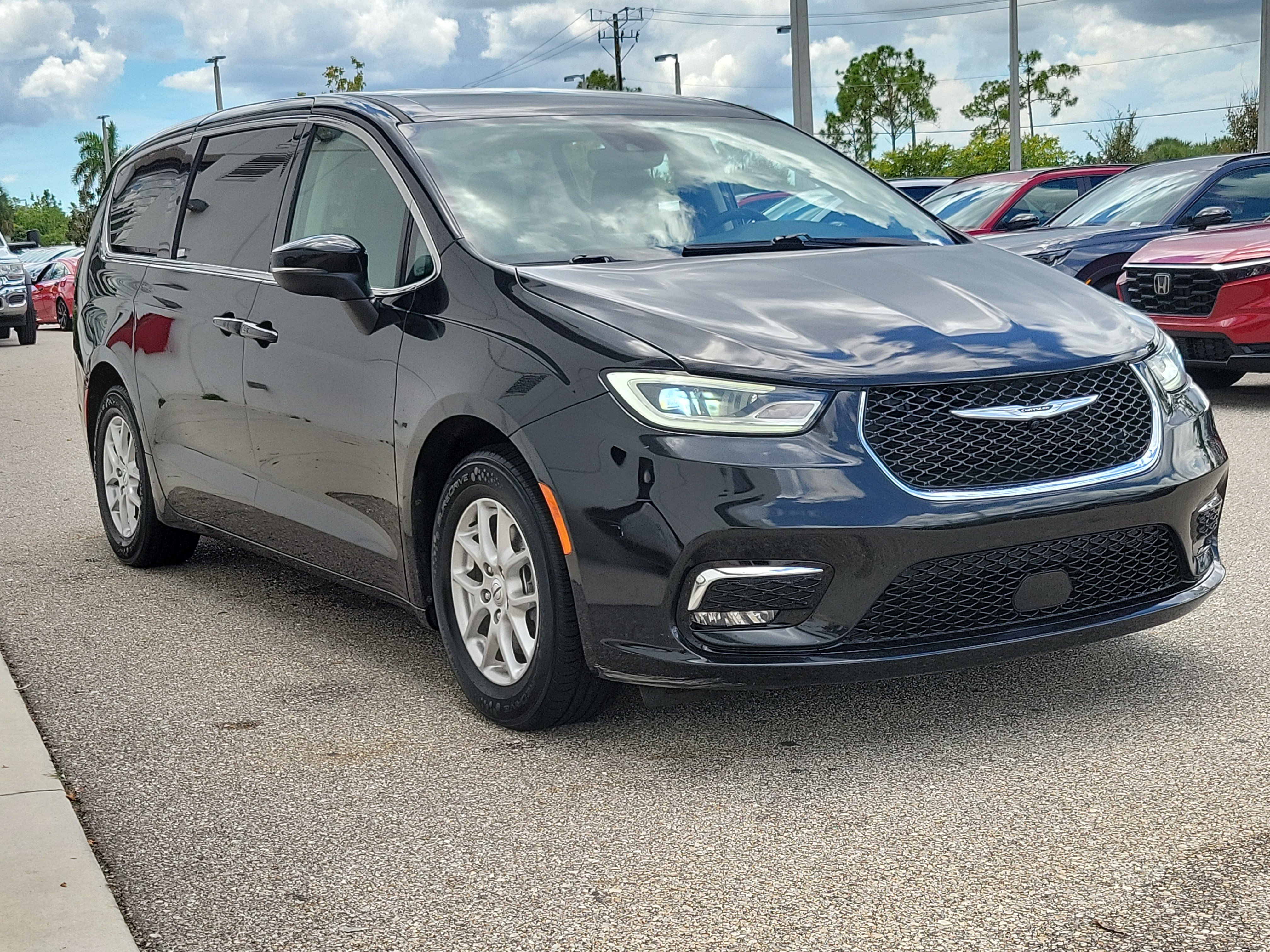 Used 2023 Chrysler Pacifica Touring-L FWD image 33