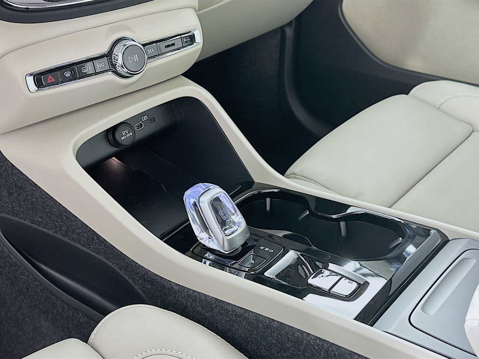 New 2026 Volvo XC40 B5 Plus w/ Protection Package Premier image 15