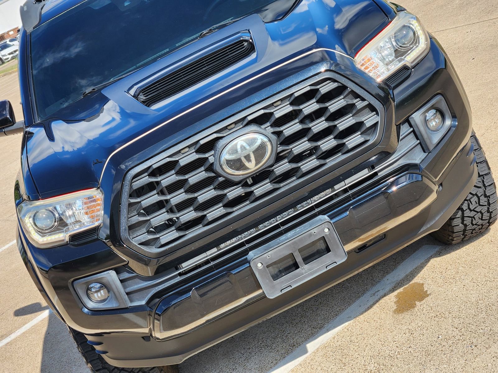 Used 2019 Toyota Tacoma TRD Sport w/ TRD Premium Sport Package AWD/4WD image 14