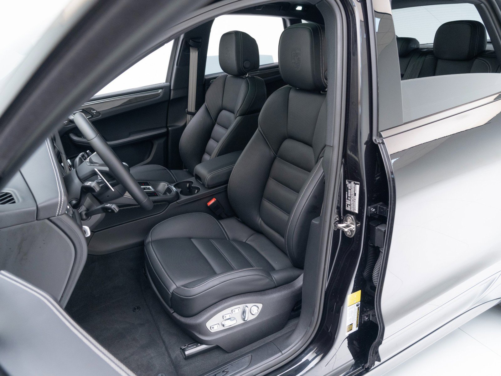 Certified 2025 Porsche Macan GTS image 5