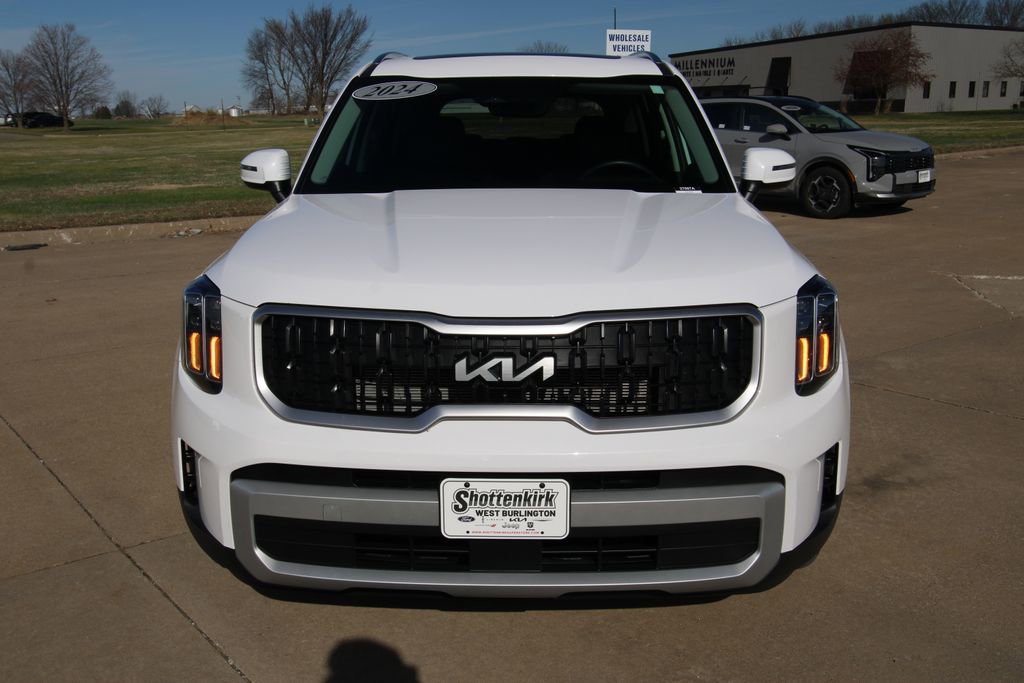 Used 2024 Kia Telluride EX w/ EX Captain's Chair Package image 2