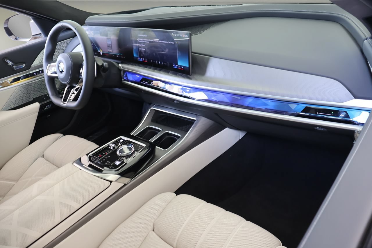 Used 2025 BMW 760i xDrive w/ Executive Package AWD/4WD image 16