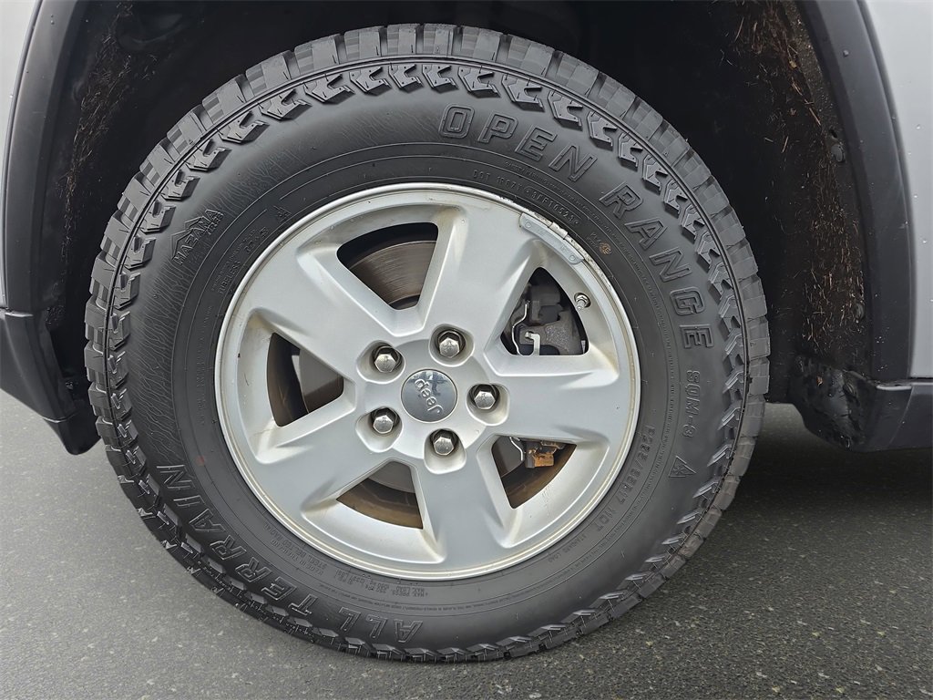 Used 2011 Jeep Grand Cherokee Laredo w/ Security & Convenience Group image 28