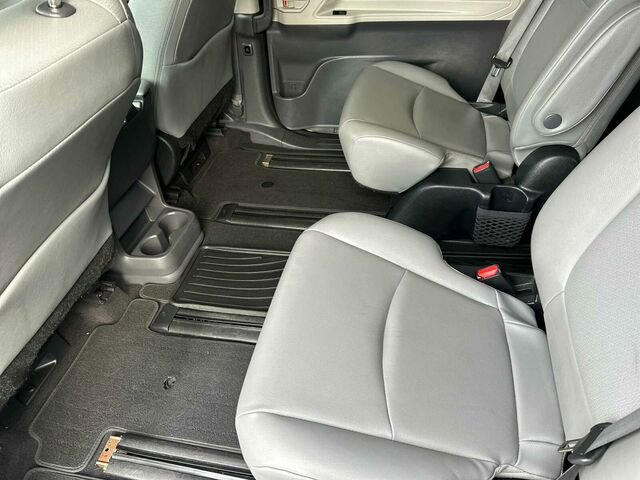 Used 2022 Toyota Sienna XLE image 14