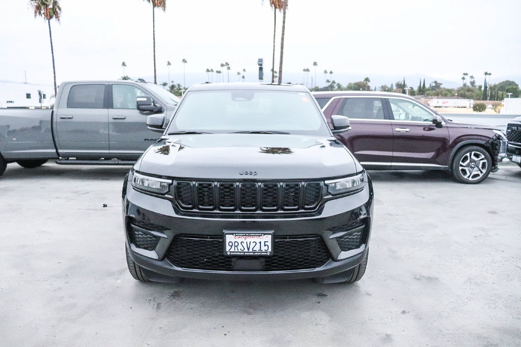Used 2025 Jeep Grand Cherokee Altitude AWD/4WD image 3