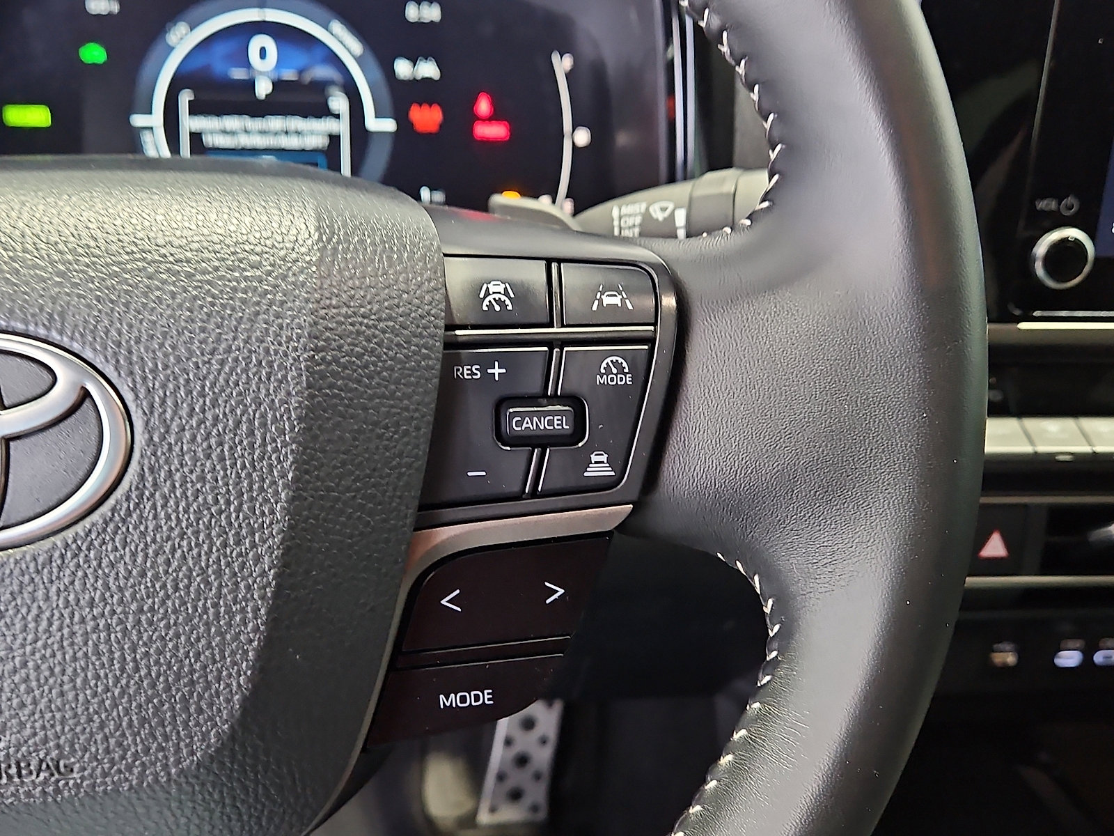 Used 2025 Toyota Camry SE w/ Convenience Package FWD image 18