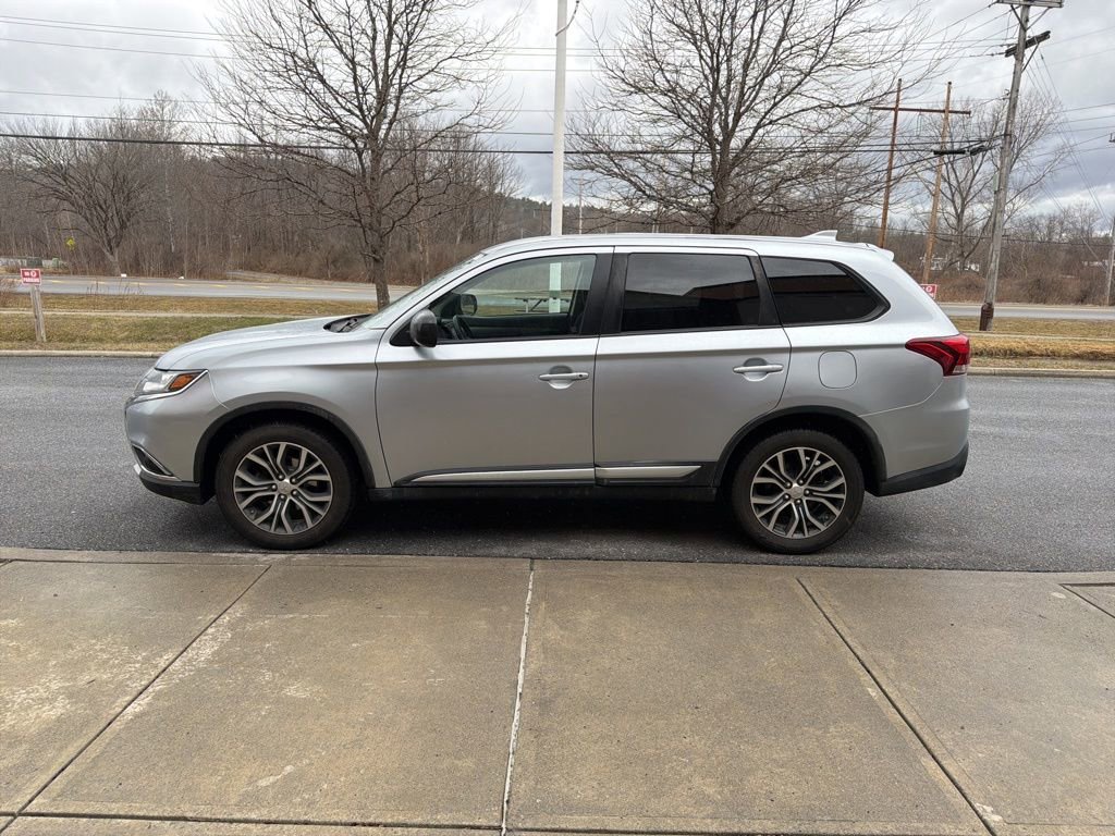 Used 2017 Mitsubishi Outlander ES AWD/4WD image 4