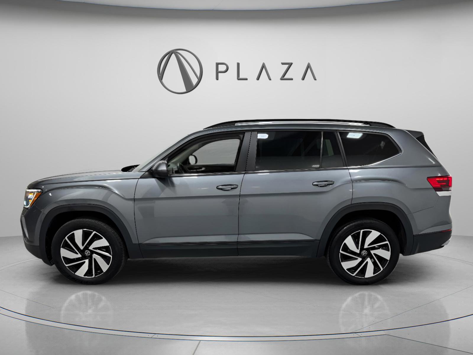 Used 2024 Volkswagen Atlas SE image 3