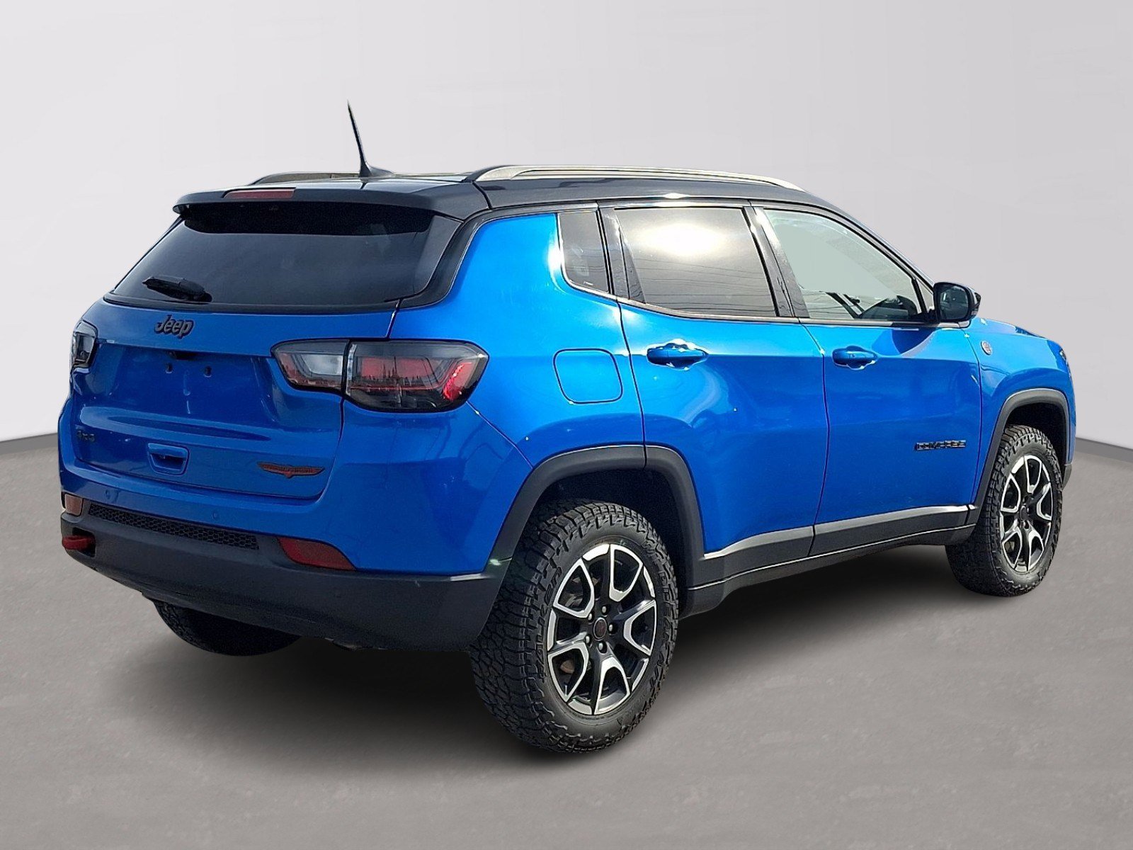 Used 2025 Jeep Compass Trailhawk w/ Trailhawk Elite Group image 6