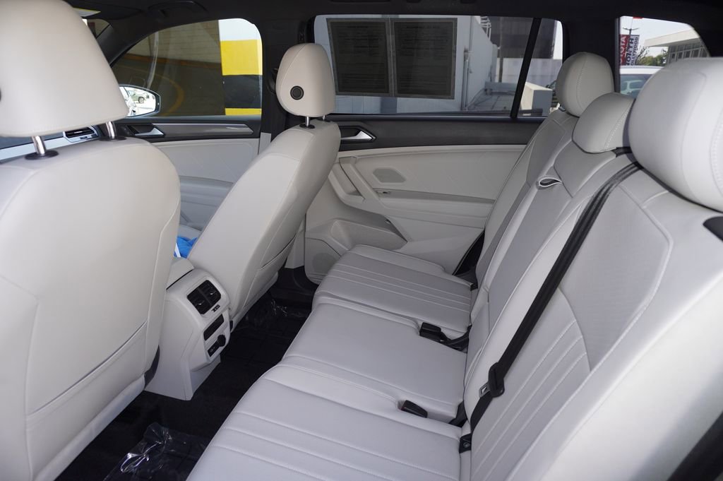 Used 2023 Volkswagen Tiguan SE R-Line image 10