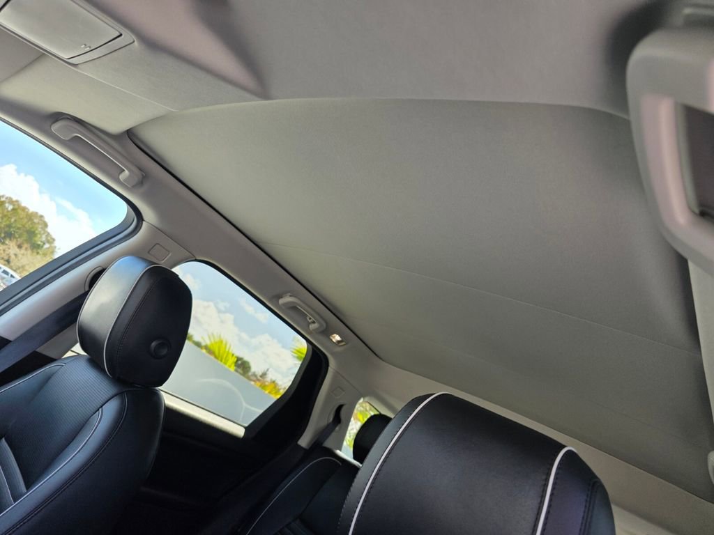 Used 2018 Land Rover Discovery Sport HSE Luxury image 12