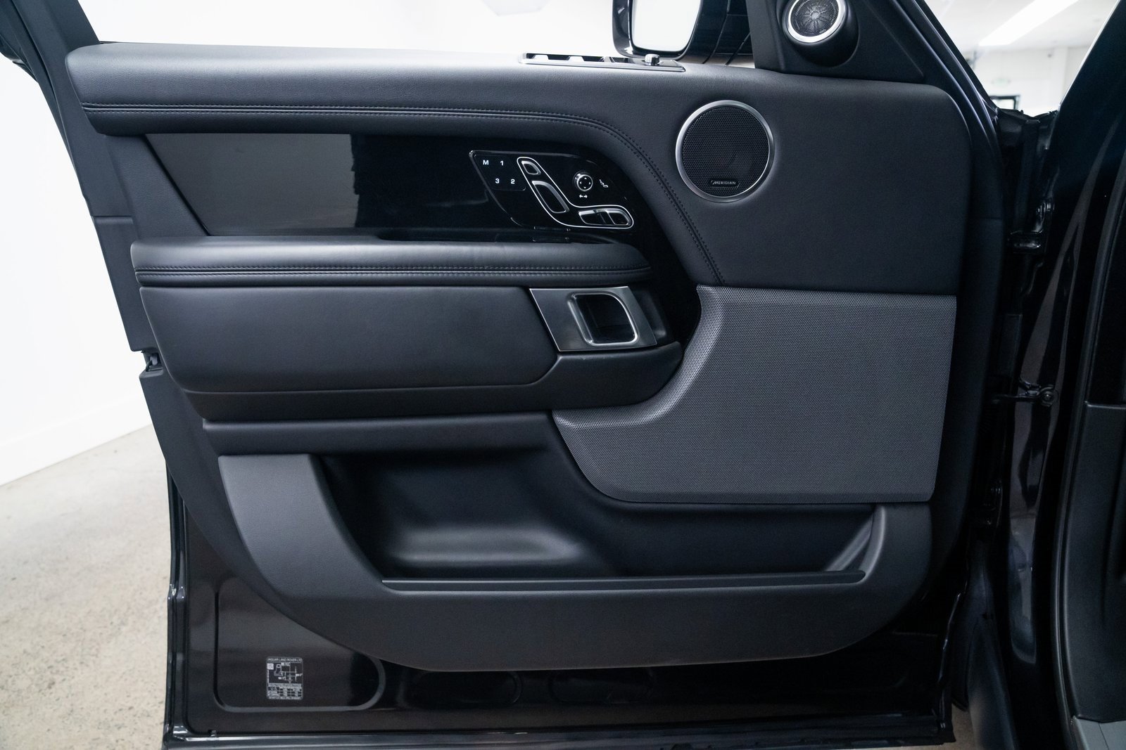 Used 2020 Land Rover Range Rover HSE image 16