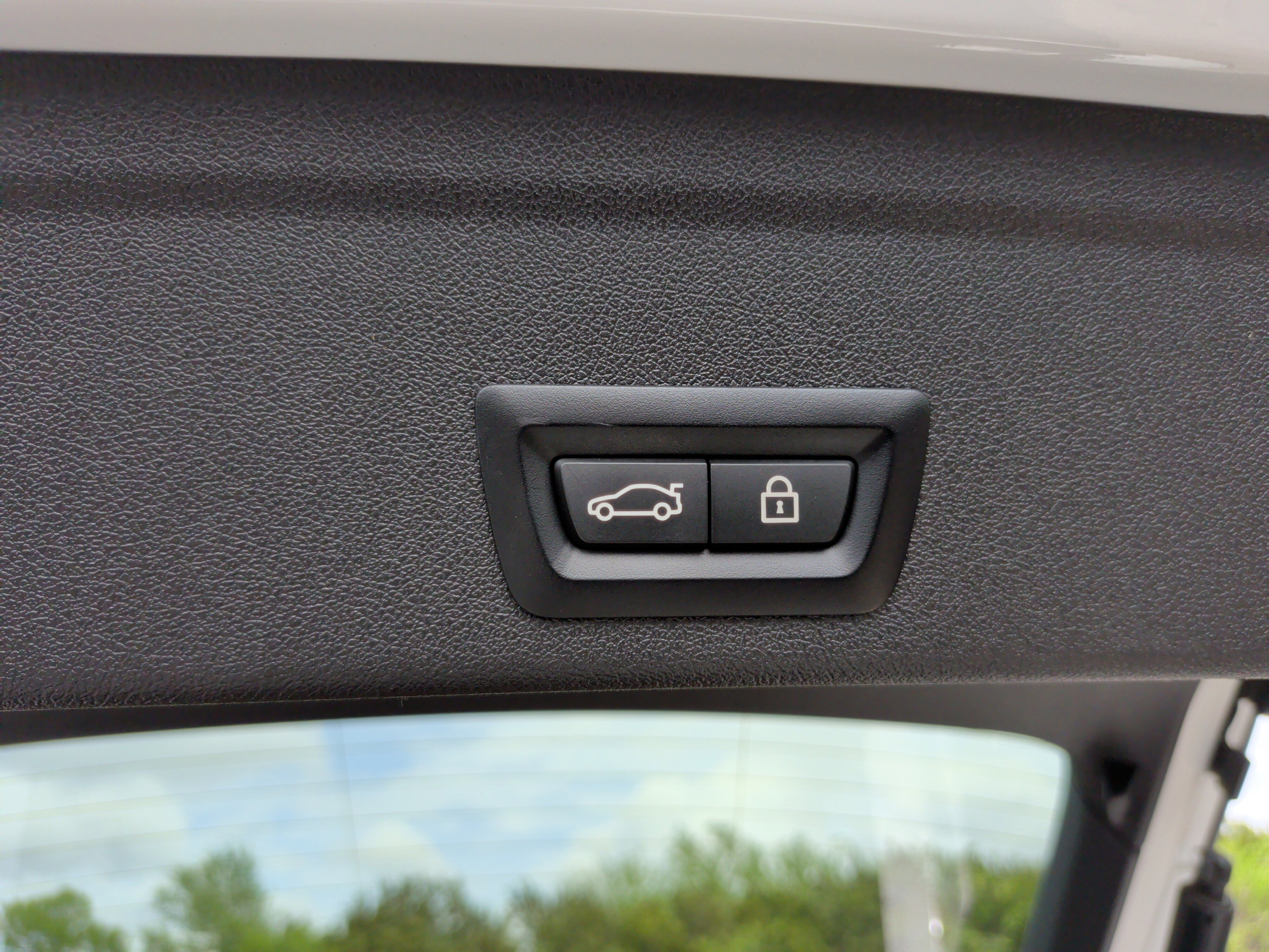 Used 2023 BMW X6 M50i w/ Executive Package image 39