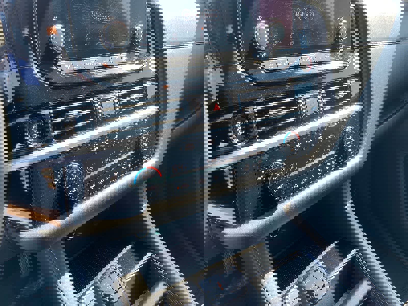 Used 2025 Nissan Pathfinder SV image 19