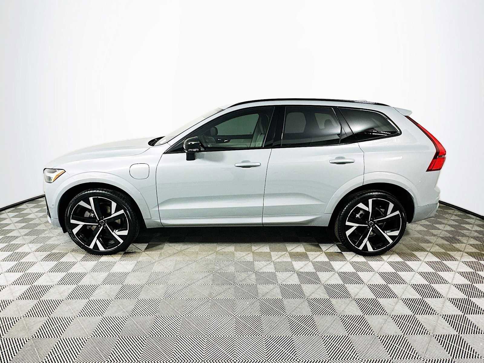 New 2026 Volvo XC60 T8 Ultra w/ Protection Package image 4