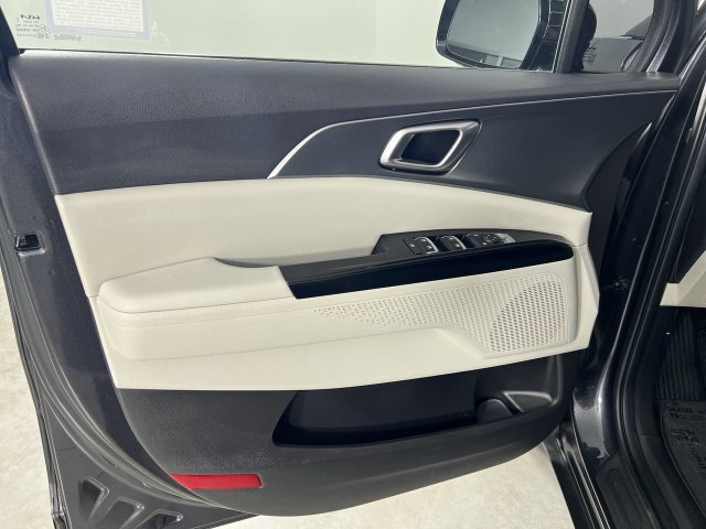 Used 2023 Kia Carnival LX FWD image 21