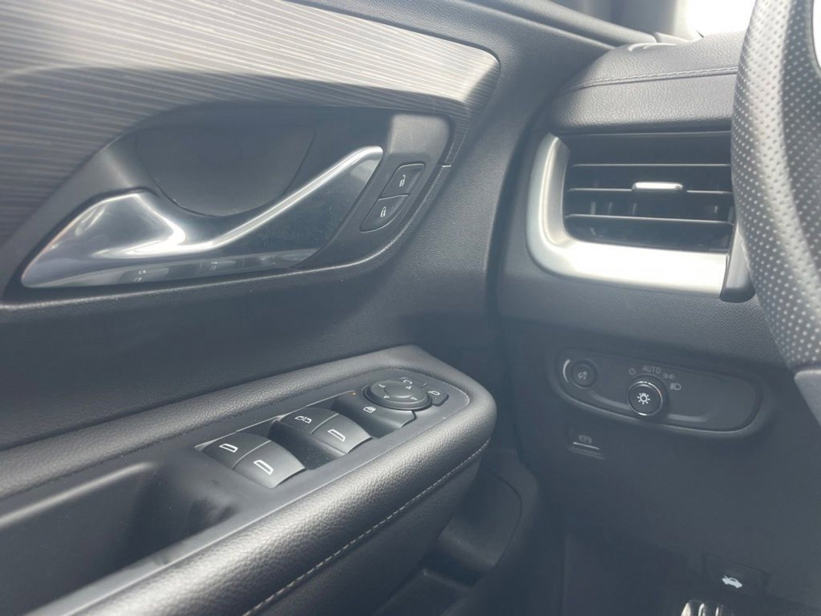 Used 2023 GMC Terrain SLE FWD image 15