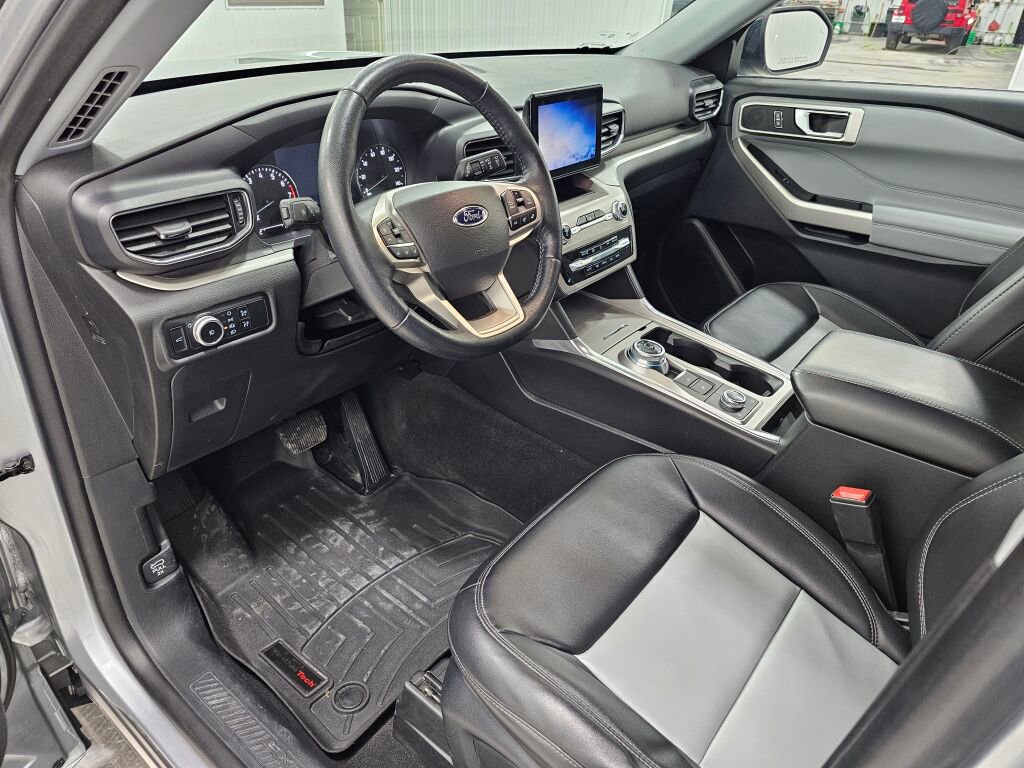 Used 2023 Ford Explorer XLT w/ Equipment Group 202A AWD/4WD image 30