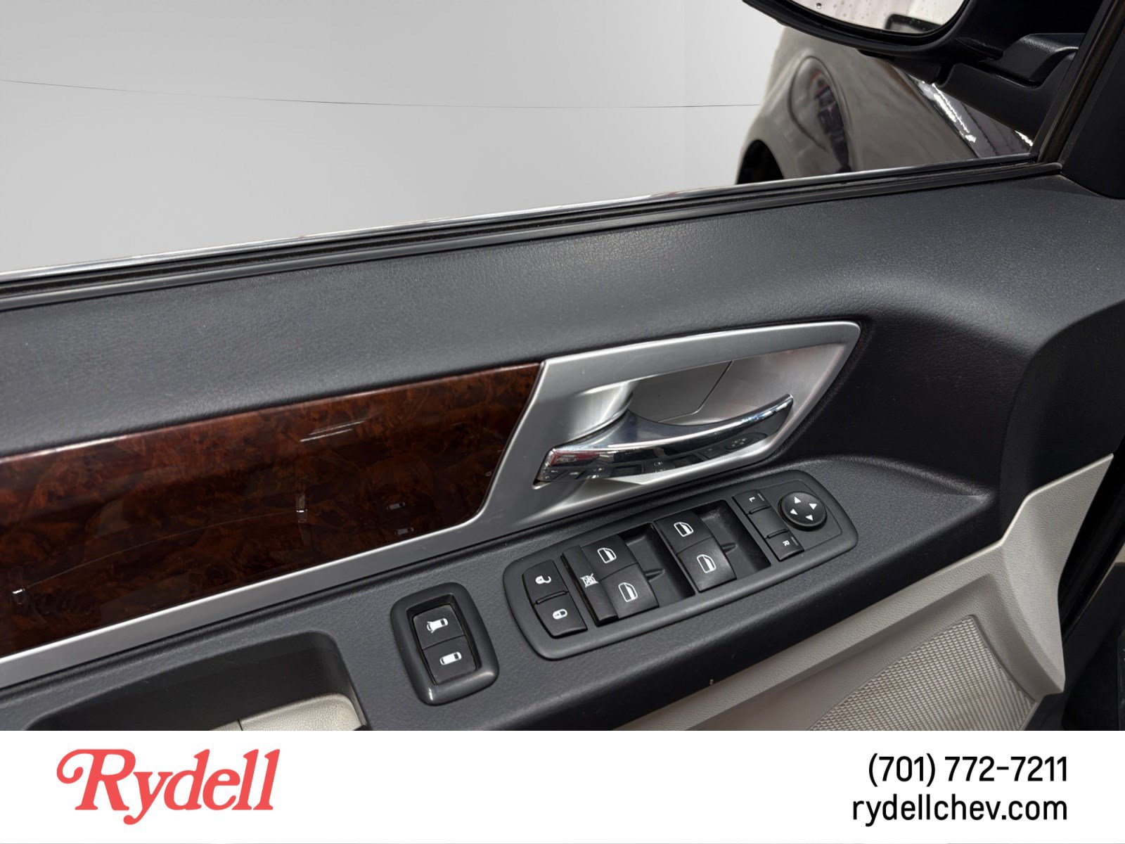 Used 2010 Chrysler Town & Country Touring Plus FWD image 11
