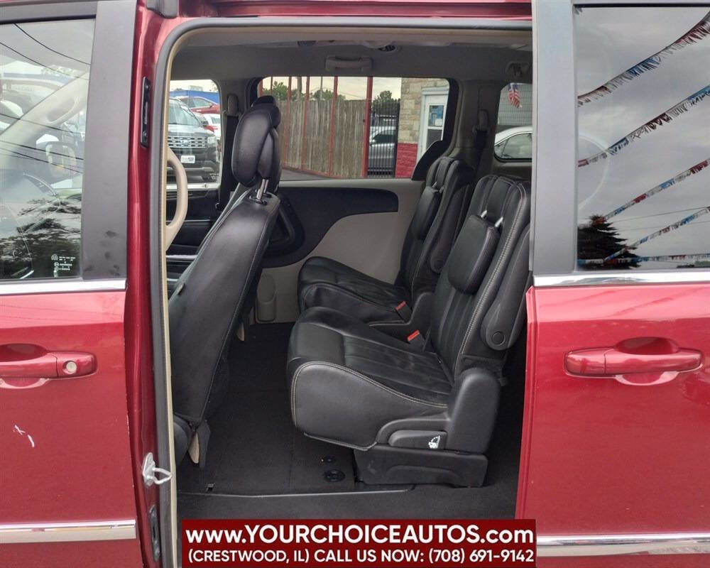 Used 2015 Chrysler Town & Country Touring image 16