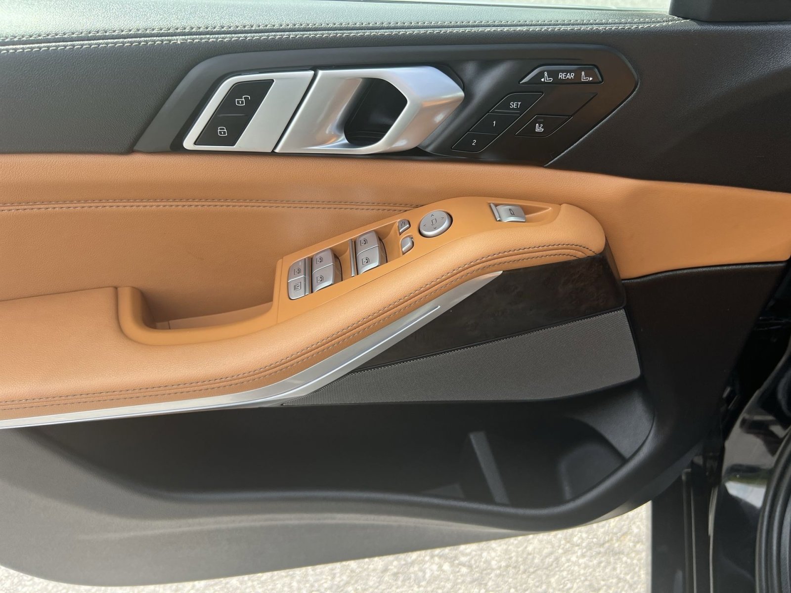 Used 2024 BMW X7 xDrive40i w/ Premium Package image 23