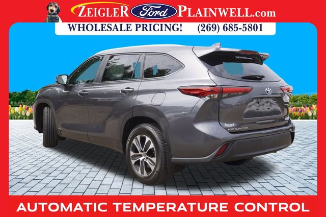 Used 2023 Toyota Highlander XLE image 3