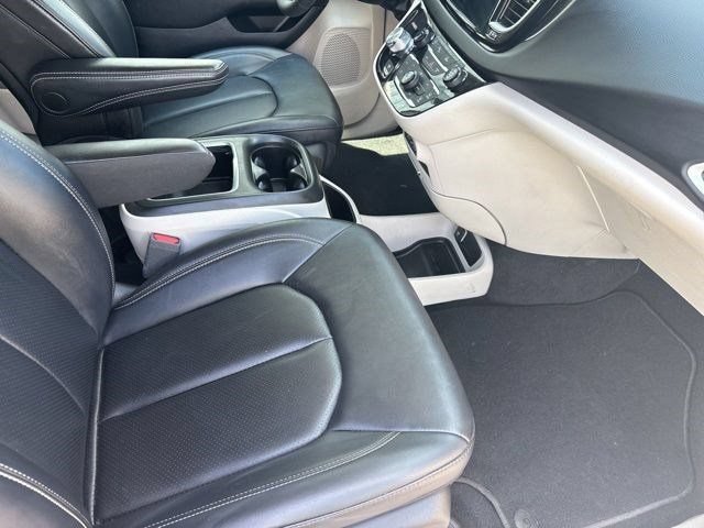 Used 2024 Chrysler Pacifica Touring-L FWD image 37