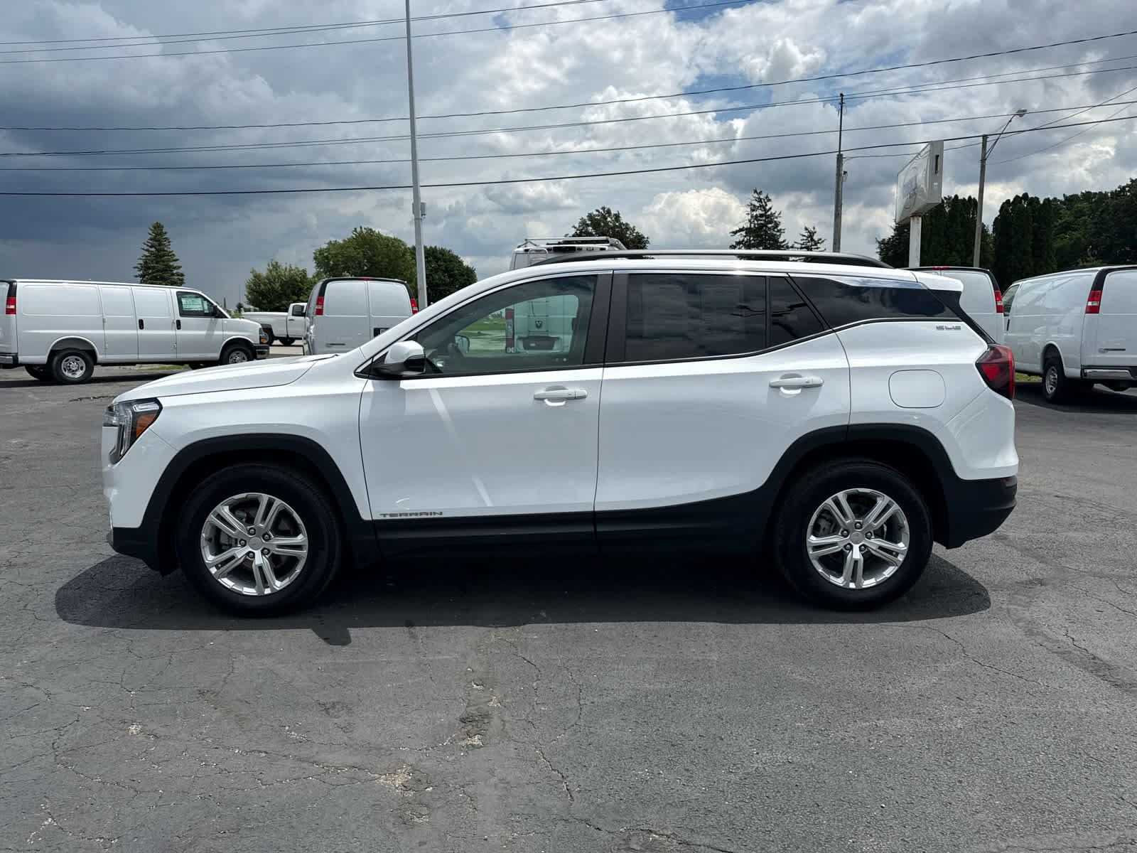 Certified 2024 GMC Terrain SLE w/ Driver Convenience Package FWD image 2