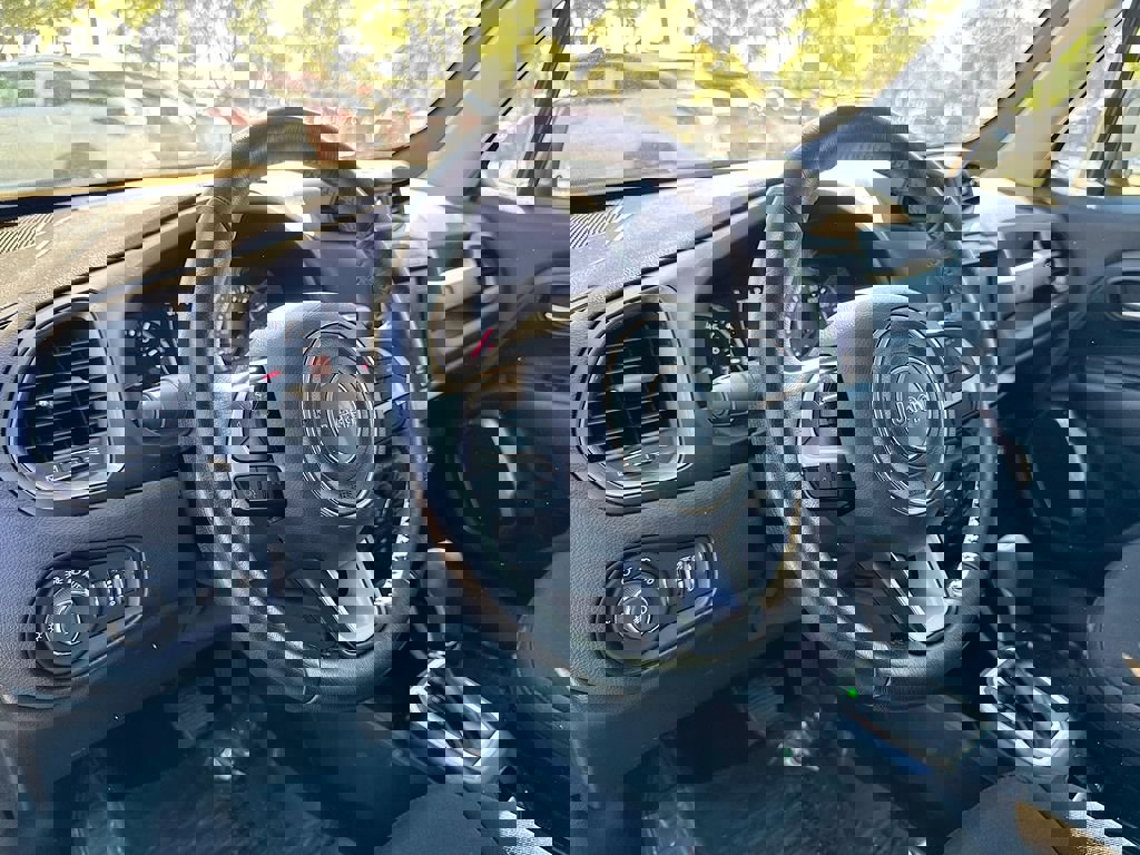 Used 2023 Jeep Renegade Latitude w/ Premium Group image 20