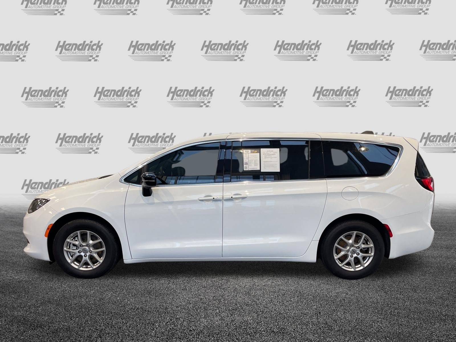 Used 2025 Chrysler Voyager LX FWD image 7
