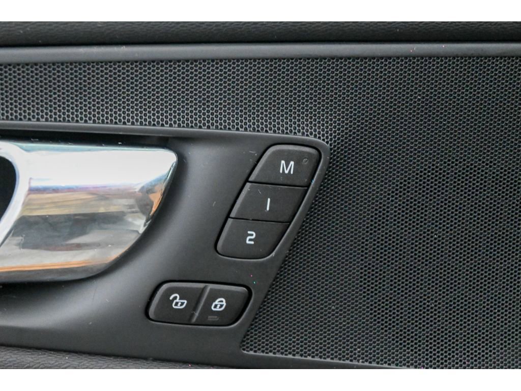 Used 2018 Volvo XC60 T6 Momentum w/ Vision Package image 32