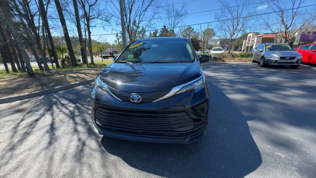Used 2025 Toyota Sienna LE image 6