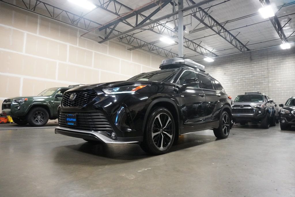 Used 2022 Toyota Highlander XSE AWD/4WD image 2