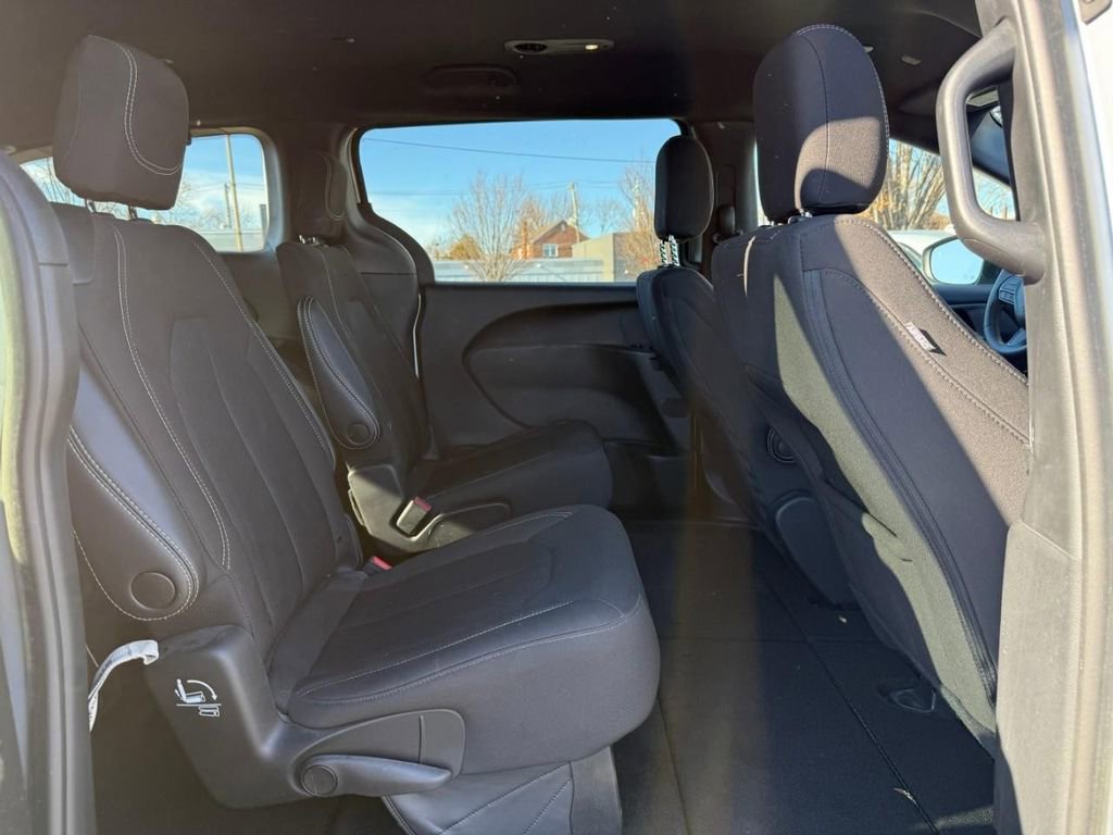 Used 2023 Chrysler Pacifica Touring image 10
