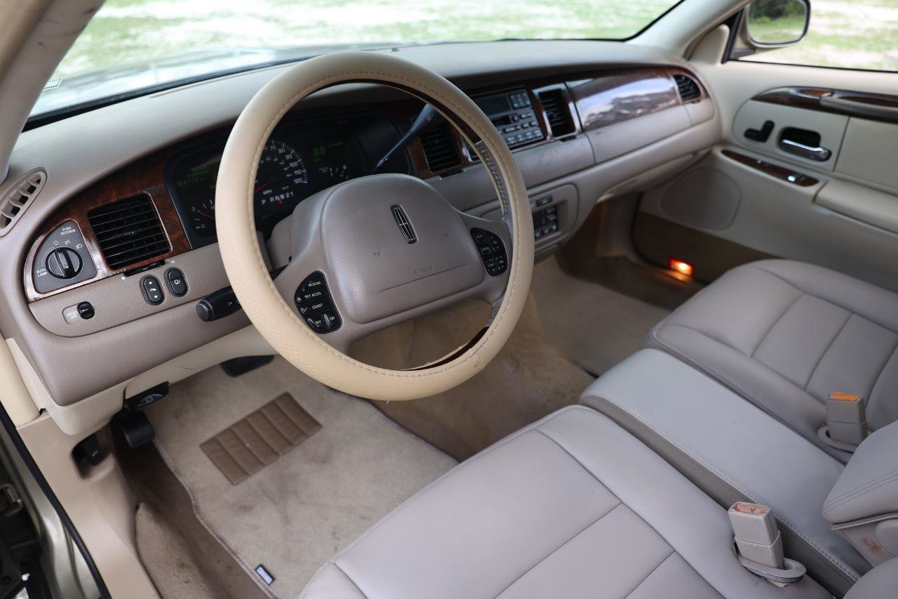 Used 2001 Lincoln Town Car Signature RWD image 4