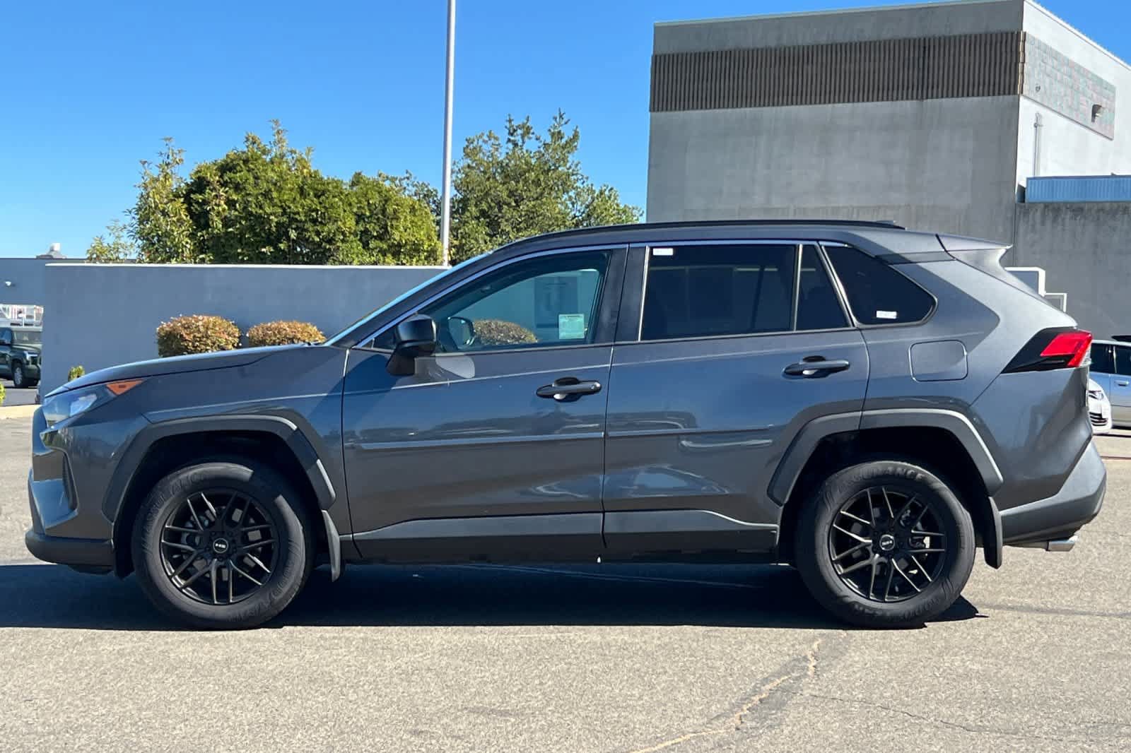 Used 2019 Toyota RAV4 LE FWD image 9