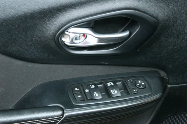 Used 2016 Jeep Cherokee Latitude w/ Comfort & Convenience Group AWD/4WD image 13